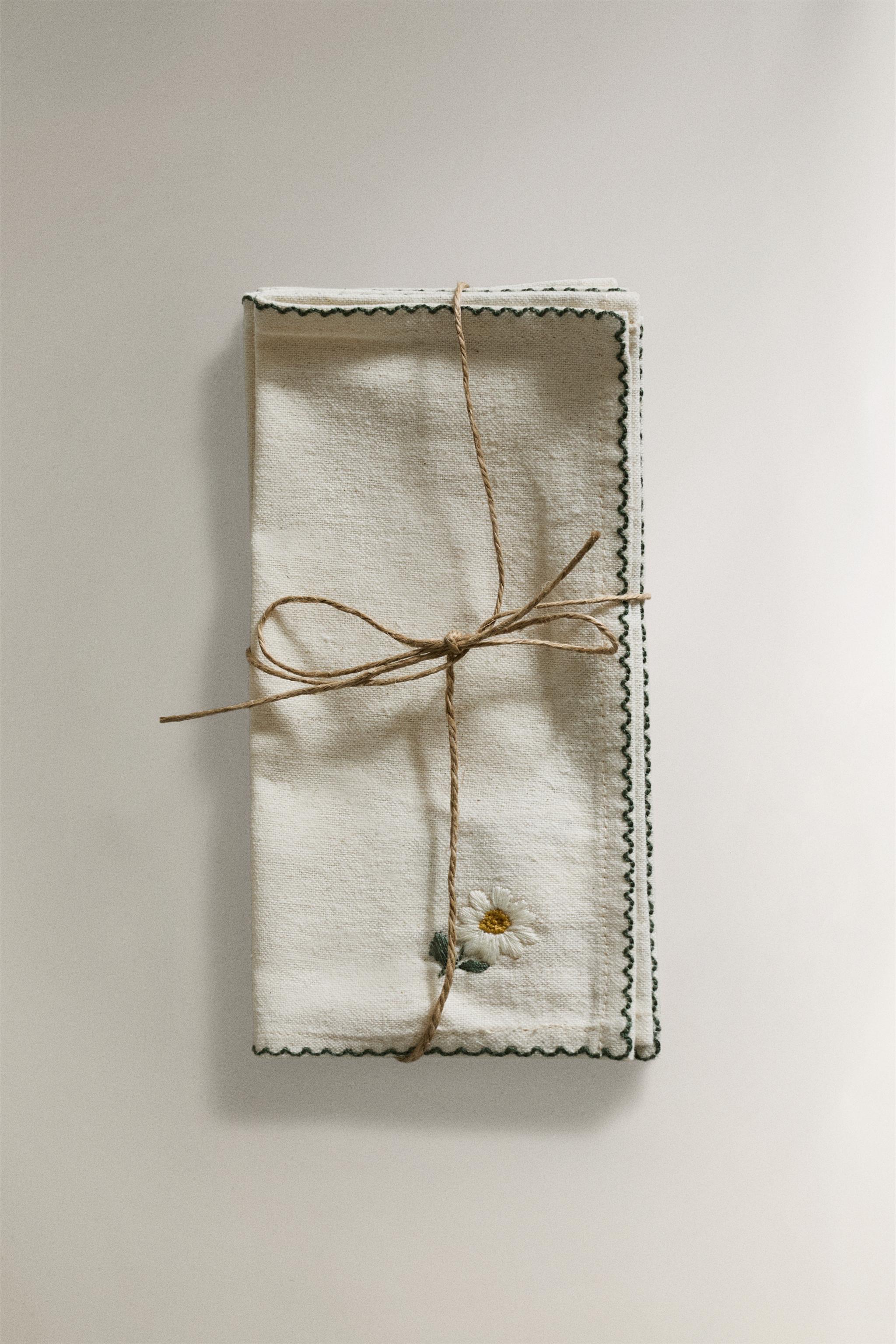LOT DE SERVIETTES DE TABLE BRODERIE FLEURIE (LOT DE 4)